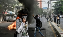 De jeunes protestataires dans les rues de Rangoun le 30 mars 2021