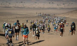 Les concurrents du 36e Marathon des Sables traversent le Sahara marocain vers Nord El Maharch, le 29 mars 2022 