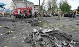 Des débris de missiles jonchent le sol le 14 juillet 2022 dans une rue de Vinnytsia (centre de l'Ukraine) après des frappes russes ayant fait au moins 23 morts selon Kiev