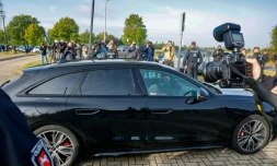 Une voiture transportant Christian Brückner, principal suspect dans la disparition de la fillette britannique Madeleine McCann en 2007 au Portugal, quitte la prison de haute sécurité de Sehnde, près de Hanovre, après sa remise en liberté, le 17 septembre 2025 en Allemagne