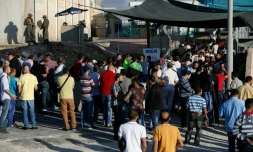 Des Palestiniens le 10 juin 2016 au point de passage de Qalandia près de Ramallah