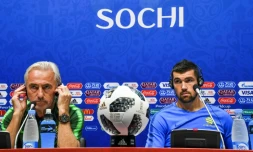 Le sélectionneur de l'Australie Bert van Marwijk (g) et le gardien Mathew Ryan e conférence de presse à Sotchi le 25 juin lors du Mondial 2018 en Russie