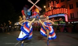 Des danseuses devant le cabaret du Moulin Rouge lors de l'inauguration de ses nouvelles ailes, le 5 juillet 2024 à Paris
