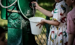 Une enfant remplit un seau d'eau à Paris, lors d'une vague de chaleur qui touche plusieurs pays européens, le 25 mai 2026