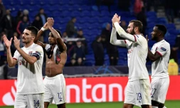 Les joueurs de l'OL remercie les supporters à la fin du match victorieux contre Benfica en C1, le 5 novembre 2019 à Décines-Charpieu