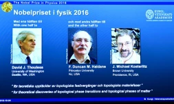 Les lauréats du prix Nobel de physique attribués le 4 octobre 2016, sont trois britanniques, David J Thouless, F Duncan M Haldane and J Michael Kosterlitz
