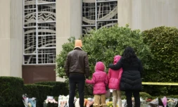 Des personnes viennent rendre hommage aux victimes au lendemain de la fusillade dans synagogue "Tree of Life" de Pittsburgh, le 28 octobre 2018  