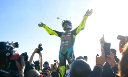 La légende Valentino Rossi salue ses fans à l'issue de son ultime course en MotoGP, le 14 novembre 2021 à l'occasion du GP de Valence à Cheste 