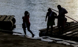 Traversée en radeau de fortune du fleuve Suchiate, entre Tecun Uman, au Guatemala et Ciudad Hidalgo, dans le sud du Mexique, le 8 juin 2019