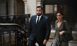 Alexandre Benalla arrive au palais de justice de Paris le 9 juin 2023 au côté de son avocate Jacqueline Laffont