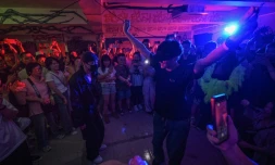 Un danseur sourd participe à la soirée BassBath à Shanghai, le 29 juin 2024