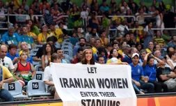 Une femme brandit une bannière où il est écrit "Laissez les femmes iraniennes entrer dans les stades", le 15 août 2016 à Rio de Janeiro lors des JO-2016