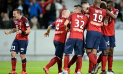 Les Lillois euphoriques après le but d'Adama Soumaoro contre Bordeaux en demi-finale de la Coupe de la Ligue, le 26 janvier 2016 à Lille