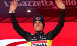 Le coureur belge de Soudal - Quick Step, Remco Evenepoel, sur le podium après sa victoire lors de la 9e étape du Tour d'Italie, le 14 mai 2023 à Cesena