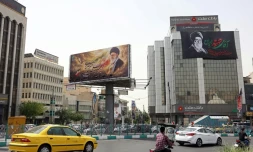 Des automobilistes passent devant d'immenses panneaux publicitaires arborant des photos de l'ayatollah Ali Khamenei, le défunt guide suprême de l'Iran, le 2 juillet 2026 à Téhéran, à la veille de ses funérailles