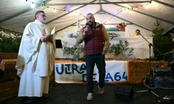 Jérôme Bayle, figure de la contestation des agriculteurs, lors de la messe de Noël sur l'autoroute A64 à Carbonne (Haute-Garonne) le 24 décembre 2025