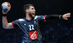 Le pivot français Luka Karabatic lance un tir face au Brésil lors du match d'ouverture du Mondial-2017, le 11 janvier 2017 à Paris