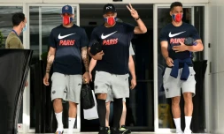Les joueurs du PSG Layvin Kurzawa, Kylian Mbappé et Thilo Kehrer sortent de leur hôtel de Lisbonne pour se rendre à un entraînement à la veille du match contre Leipzig, le 17 août 2020