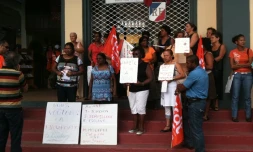 Mardi 3 mai 2011: Manifestation des agents spécialisés des écoles maternelles devant la mairie de Bras-Panon (photo: Mounice Najafaly)