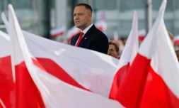 Le nouveau président polonais Karol Nawrocki lors d'une cérémonie officielle de prise de commandement des forces armées sur la tombe du soldat inconnu sur la place Pilsudski à Varsovie le 6 août 2025, après avoir prêté serment au parlement polonais