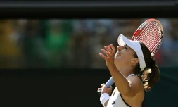 Alizé Cornet affiche son bonheur aprÚs sa victoire sur la N.1 mondiale Iga Swiatek à Wimbledon, le 2 juillet 2022