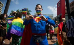 Sur cette photo prise en juillet 2021, un membre de la communanuté LGBT déguisé en Superman participe à une manifestation en République dominicaine.