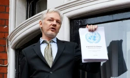 Julian Assange, tenant à la main un rapport d'un groupe de travail de l'ONU en sa faveur, le 5 février 2016 à l'ambassade d'Equateur à Londres