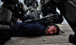 Des policiers anti-Ă©meutes arrĂȘtent un manifestant dans la baie de Kowloon Ă Hong Kong le 24 aoĂ»t 2019