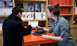 Des clients de la nouvelle librairie des Presses universitaires de France choisissent sur une tablette les livres qu'ils veulent imprimer, à Paris, le 16 mars 2016