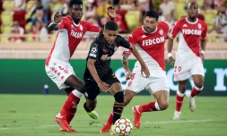 L'attaquant brésilien du Shakhtar Donetsk, Pedrinho, au milieu des défenseurs de Monaco, Benoît Basishile (g) et le Chilien Guillermo Maripan, lors du barrage aller de qualification pour la Ligue des Champions, le 17 août 2021 au Stade Louis II