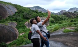 De jeunes Nigérians font des selfies dans les collines d'Idanre, dans le sud-ouest du Nigeria, le 25 août 2018