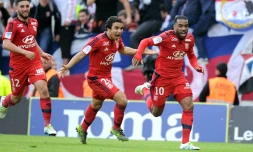 L'attaquant de l'OL Alexandre Lacazette (d) exulte après avoir marqué face à Toulouse, le 23 avril 2016 au Stadium