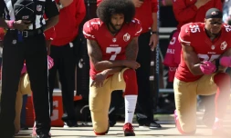 Colin Kaepernick (au centre) s'agenouille avec son partenaire des San Francisco 49ers Eric Reid (droite) pendant l'hymne national avant un match de NFL contre les Tampa Bay Buccaneers le 23 octobre 2016 Ă Santa Clara, en Californie