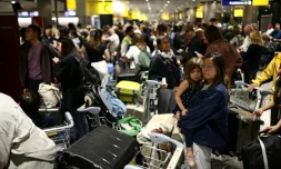 Les voyageurs s'agglutinent dans le terminal 3 de l'aéroport de Londres-Heathrow pendant une panne du contrôle aérien, le 8 septembre 2026