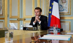 Emmanuel Macron s'entretient par visioconférence avec la chanceliÚre Angela Merkel, le Premier ministre du Kosovo Avdullah Hoti et le président de la Serbie Aleksandar Vucic, à l'Elysée le 10 juillet 2020