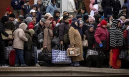 Des civils attendent de monter dans un train pour fuir la ville de Kramatorsk, dans l'est de l'Ukraine, le 5 avril 2022