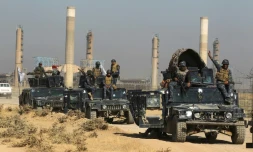 Les forces irakiennes passent près d'une centrale thermique lors de leur avancée vers Kirkouk, le 16 octobre 2017