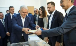 Photo fournie le 16 avril 2017 par les services de presse du Premier ministre turc Binali Yildirim montrant ce dernier à Izmir lors du vote par référendum sur le renforcement des pouvoirs présidentiels