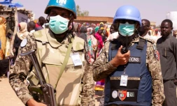 Des membres de la mission de paix conjointe de l'ONU et de l'Union africaine (Minuad) encadrent une manifestation contre la fin de leur opération dans le pays, dans un camp de déplacés au Darfour-Sud, le 31 décembre 2020