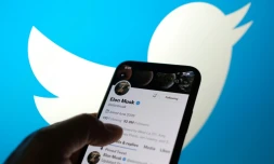 Elon Musk a élevé à 33,5 milliards de dollars la somme apportée directement par l'entrepreneur et ses partenaires pour le rachat de Twitter, abaissant encore le montant emprunté à des banques, une annonce qui a plu aux investisseurs