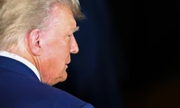 L'ex-président américain Donald Trump donne une conférence de presse dans sa résidence de Mar-a-Lago, en Floride, le 4 avril 2023