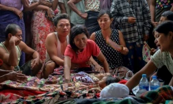 Birmans en pleurs le 12 mai 2025 aux funérailles de victimes d'un bombardement par la junte d'une école de Oe Htein Kwin, qui a fait 22 morts dont 20 enfants 