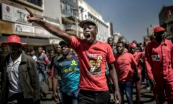 Des partisans de l'opposition manifestent dans les rues de Harare le 1er août 2018, accusant la commission électorale de truquer les résultats des élections générales.