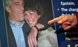 Une photo de Ghislaine Maxwell avec Jeffrey Epstein, présentée le 2 juillet par la procureure fédérale de Manhattan