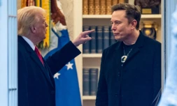 (ARCHIVES) Le président américain Donald Trump et Elon Musk (D) dans le Bureau ovale à Washington le 14 mars 2025
