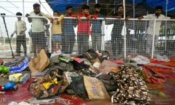 Des hommes observent le site d'une bousculade meurtriĂšre lors d'un rassemblement hindou Ă Hathras, dans l'Ătat de l'Uttar Pradesh, le 3 juillet 2024 en Inde