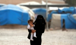 Des déplacés syriens le 17 octobre 2018 dans le camp d'Ain Issa, au nord de Raqa, ville syrienne d'où ont été délogés en octobre 2017 les jihadistes du groupe Etat islamique (EI)