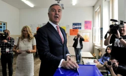 Milo Djukanovic, candidat à l'élection présidentielle du Parti des démocrates socialistes au pouvoir au Monténégro, vote à Podgorica le 15 avril 2018



