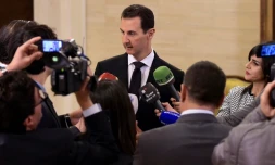Photo fournie le 18 décembre 2017 par l'agence officielle SANA du président syrien Bachar Al-Assad parlant à des journalistes à Damas