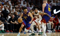 Jamal Murray (g.) des Denver Nuggets profite d'un écran posé par son équipier Nikola Jokic (d.) devant Caleb Martin (c.) du Miami Heat pendant le troisième match des Finales NBA 2023, à Miami, le 7 juin 2023